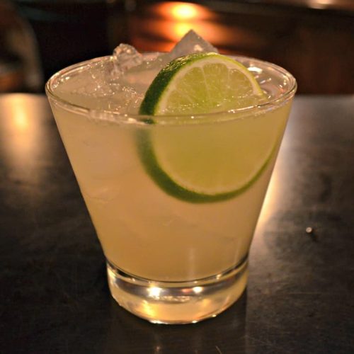 Chilcano cocktail with a lime slice garnish