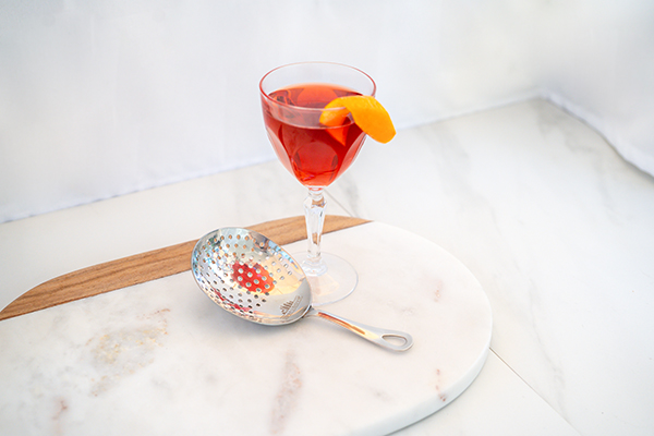 Julep strainer with stirred cocktail