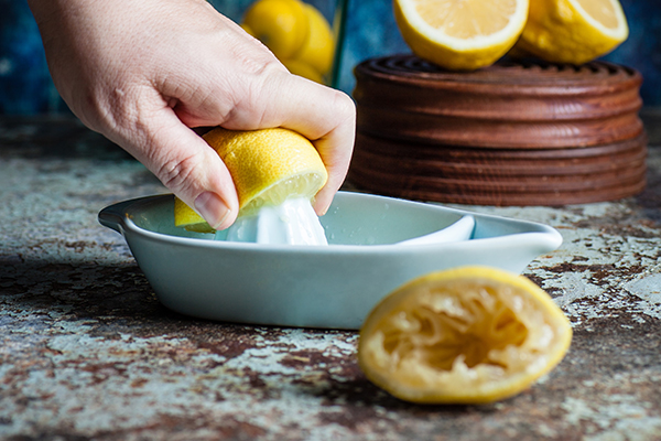 juicing lemons by Heather Gill via unsplash